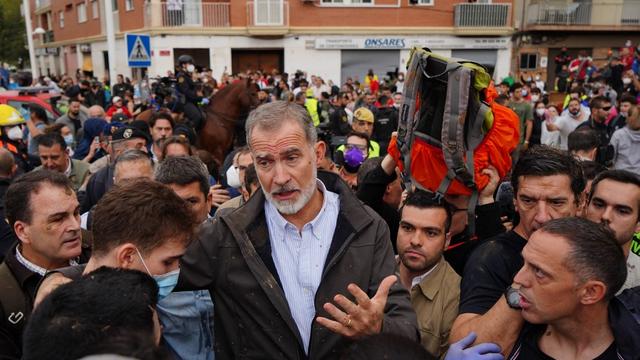 Les dirigeants espagnols accueillis aux crix d'"assassins!" par les sinistrés de la région de Valence. [AFP - MANAURE QUINTERO]