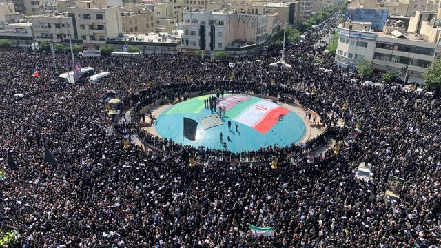Plusieurs milliers de personnes s'étaient réunies à Téhéran pour rendre hommage au président Ebrahim Raïssi, décédé dans un accident d'hélicoptère. [Anadolu via AFP - FATEMEH BAHRAMI]