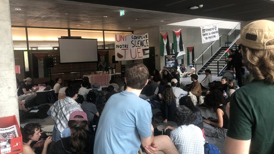 Le mouvement de contestation contre Israël et de solidarité avec les Palestiniens a gagné lundi l'Université de Fribourg. [RTS - Muriel Ballaman]