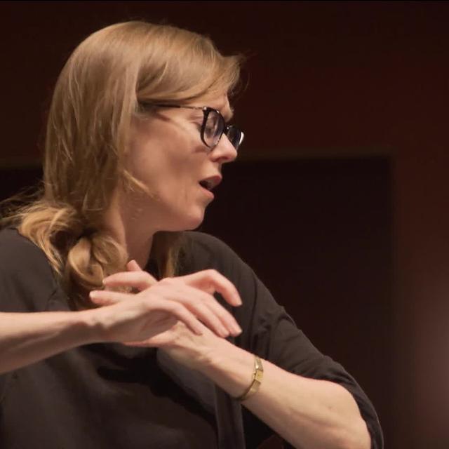 La cheffe d’orchestre Barbara Hannigan dirige actuellement l’Orchestre de Chambre de Lausanne. Les femmes sont encore rares dans le métier. [RTS]