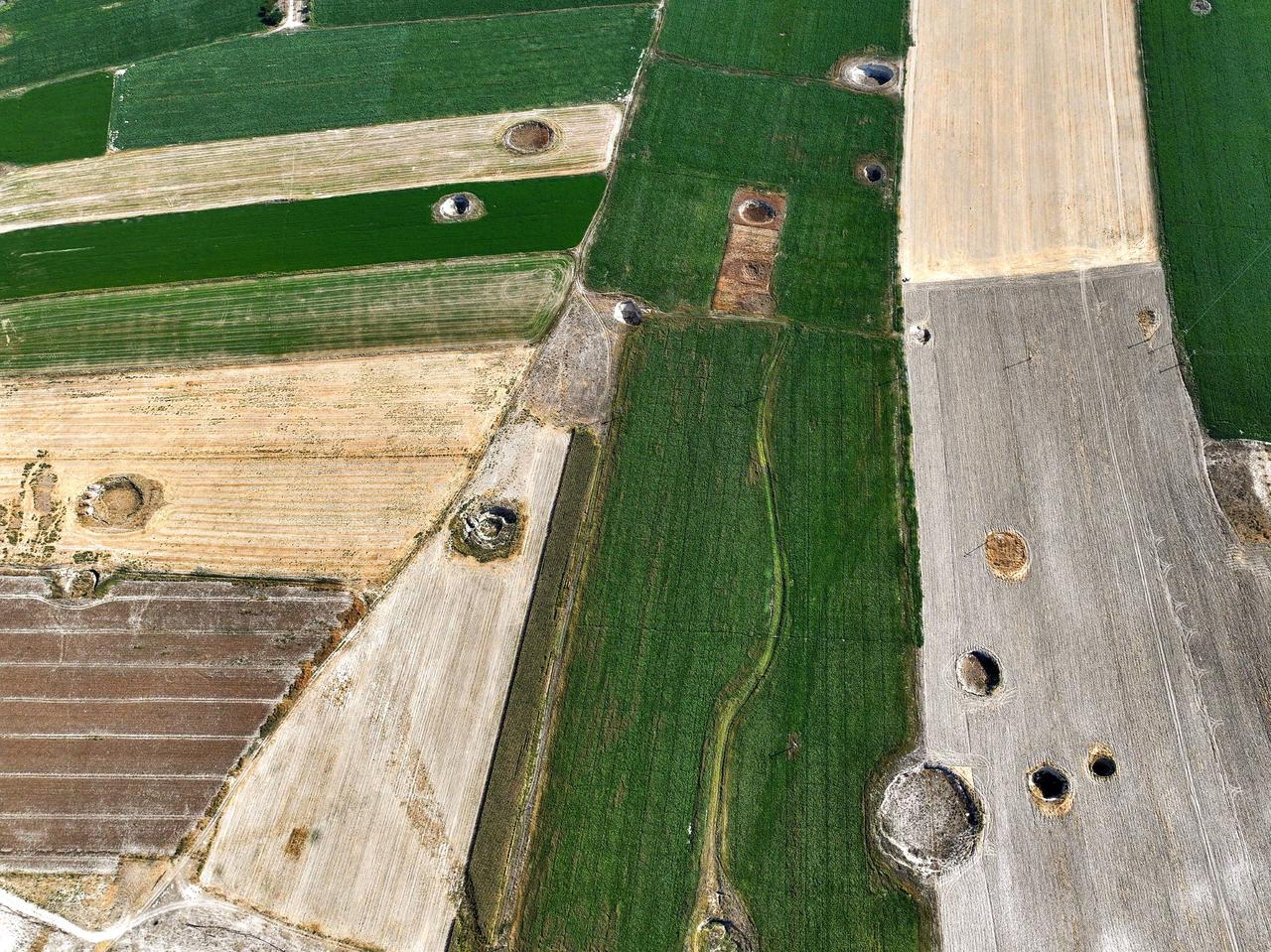 Vue aérienne de dolines (obruk), causées par une forme d'effondrement de la couche superficielle au nord-ouest du district de Karapinar, à Konya, en Turquie, le 17 septembre 2024, [Anadolu via AFP - Serhat Cetinkaya]