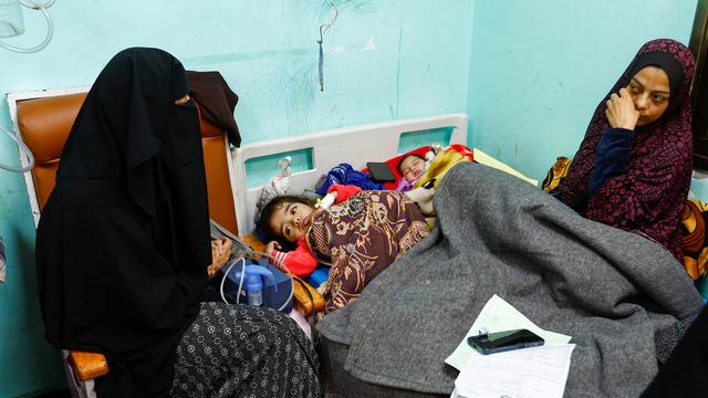 Les enfants souffrent de malnutrition dans la bande de Gaza à cause de la guerre. [Reuters - Ibraheem Abu Mustafa]