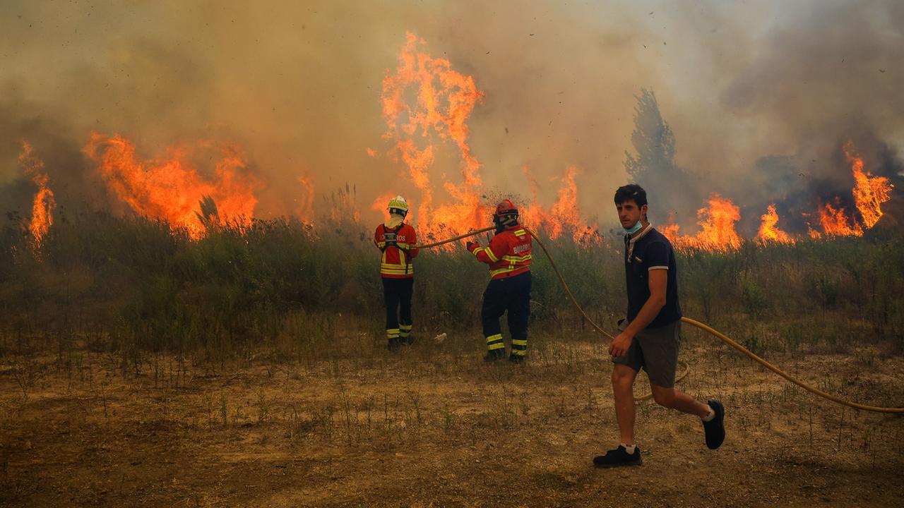 En proie aux feux de forêt, le Portugal appelle à l'aide européenne. [KEYSTONE - JOSE COELHO]