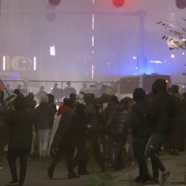 Heurts à Amsterdam après le match Ajax-Tel Aviv. [Keystone - RTL Nieuws via AP]