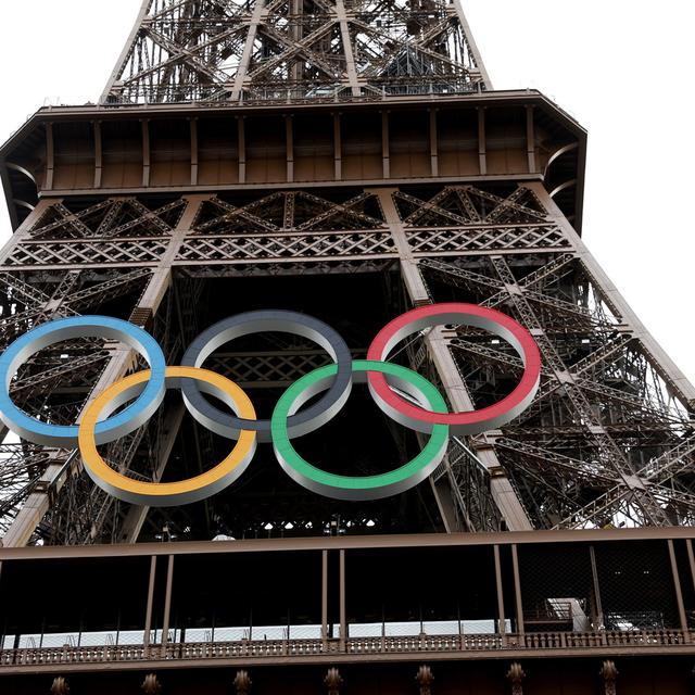 Les anneaux olympiques sont exposés sur la tour Eiffel avant la cérémonie d'ouverture des Jeux Olympiques de Paris 2024, à Paris, le 25 juillet 2024. [Keystone]