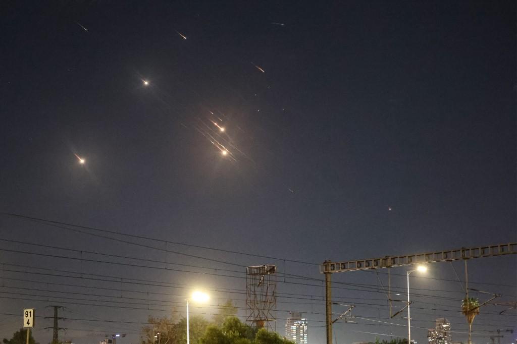 Des projectiles interceptés dans le ciel de Tel Aviv par la défense anti-missiles israélienne. [AFP - JACK GUEZ]