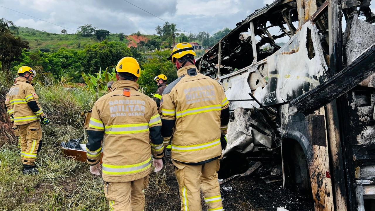 Un accident de car au Brésil fait des dizaines de morts. [Reuters - Belo Horizonte Military Fire Department]