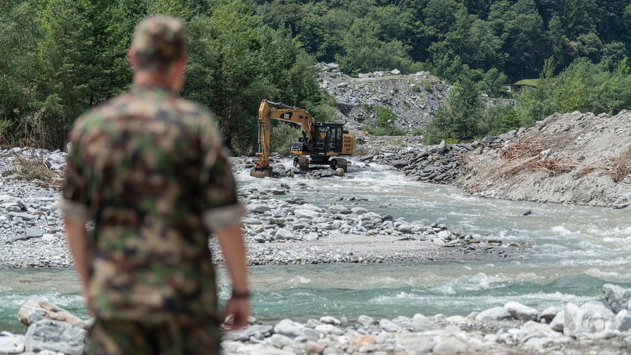 Construction works of the Genio military in the Maggia River, in Cevio, Vallemaggia, Tuesday, July 9th 2024.This river bed crossing is done to safely transport vehicles needed for the reconstruction of the Visletto bridge, which collapsed due to the flood, over the river. (KEYSTONE/Ti-Press/Elia Bianchi) [KEYSTONE/Ti-Press - Elia Bianchi]