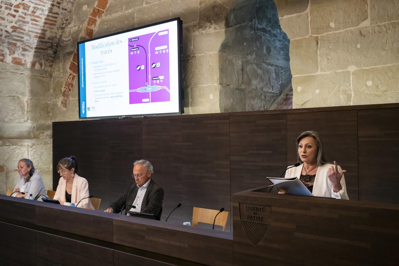 Tinetta Maystre, presidente du Conseil d'administration des TL, Florence Germond, municipale lausannoise, Olivier Francais, representant des experts et Nuria Gorrite, conseillere d'Etat, le 23 mai 2024. [KEYSTONE - JEAN-CHRISTOPHE BOTT]