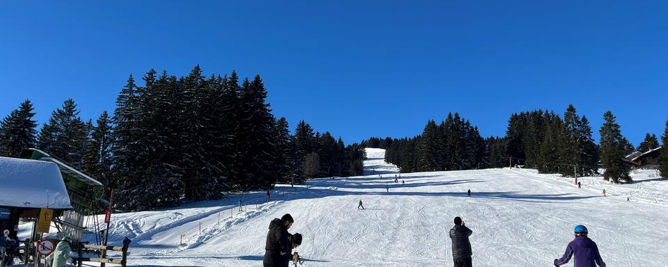 Des skieurs sur le domaine des Paccots (FR). [RTS - CELINE TZAUD]