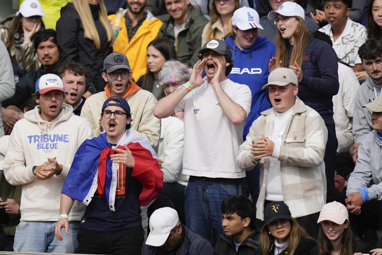 Des fans de tennis crient pendant les matches du deuxième tour du tournoi de tennis de Roland-Garros à Paris, le 30 mai 2024. [KEYSTONE - THIBAULT CAMUS]