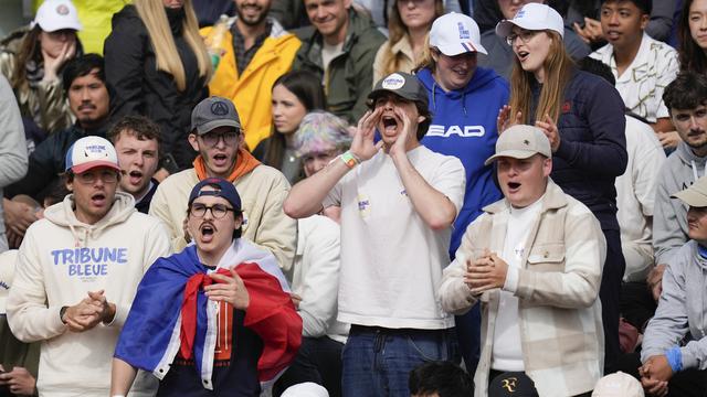 Des fans de tennis crient pendant les matches du deuxième tour du tournoi de tennis de Roland-Garros à Paris, le 30 mai 2024. [KEYSTONE - THIBAULT CAMUS]