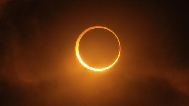 La Lune passe devant le Soleil lors d'une éclipse solaire annulaire à Puerto San Julian, en Argentine, le mercredi 2 octobre 2024. [AP - Natacha Pisarenko]