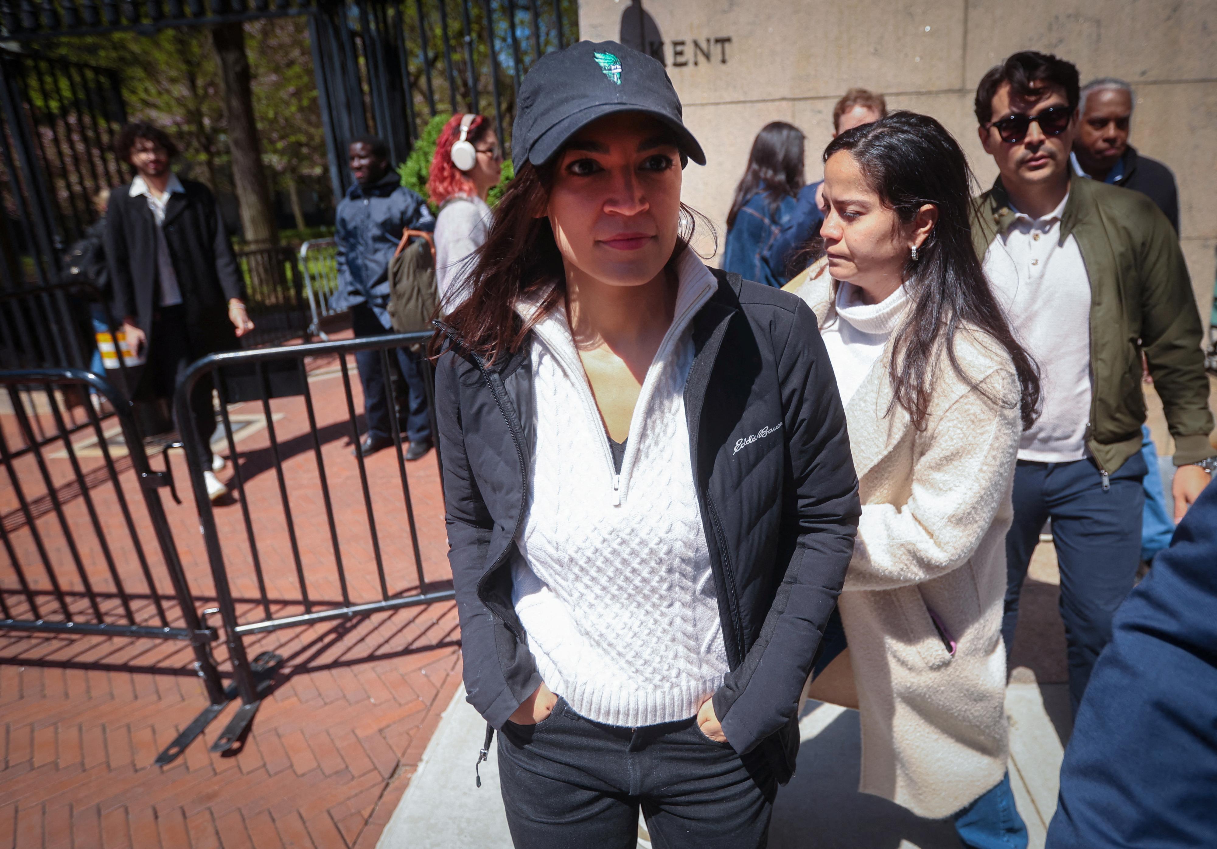 La représentante américaine Alexandria Ocasio-Cortez (démocrate, New York) a également visité le campus de l'Université de Columbia. [REUTERS - Mike Segar]