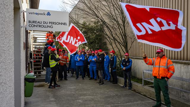 Le syndicat Unia négocie actuellement avec la direction du site vaudois de Vetropack. [Keystone - Jean-Christophe Bott]