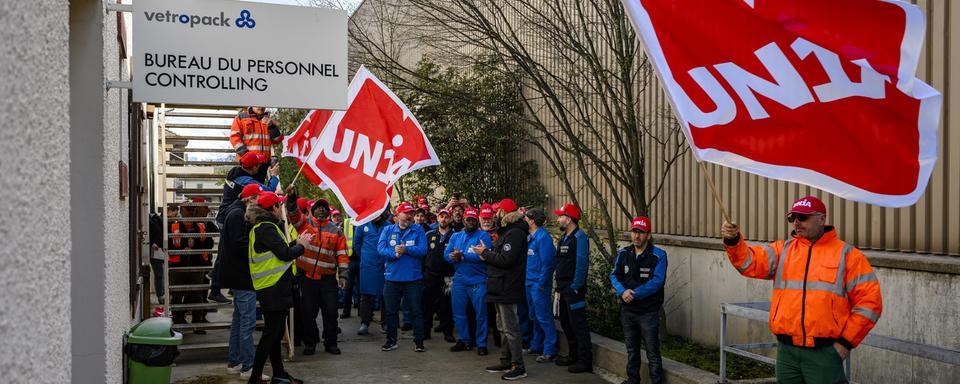 Le syndicat Unia négocie actuellement avec la direction du site vaudois de Vetropack. [Keystone - Jean-Christophe Bott]