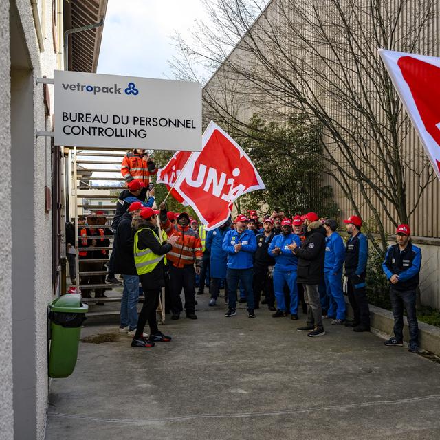 Le syndicat Unia négocie actuellement avec la direction du site vaudois de Vetropack. [Keystone - Jean-Christophe Bott]