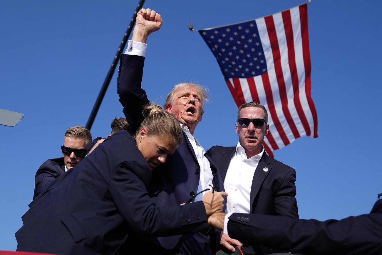 L'image de Donald Trump ensanglanté lors d'un rassemblement de campagne, le samedi 13 juillet. [KEYSTONE - EVAN VUCCI]