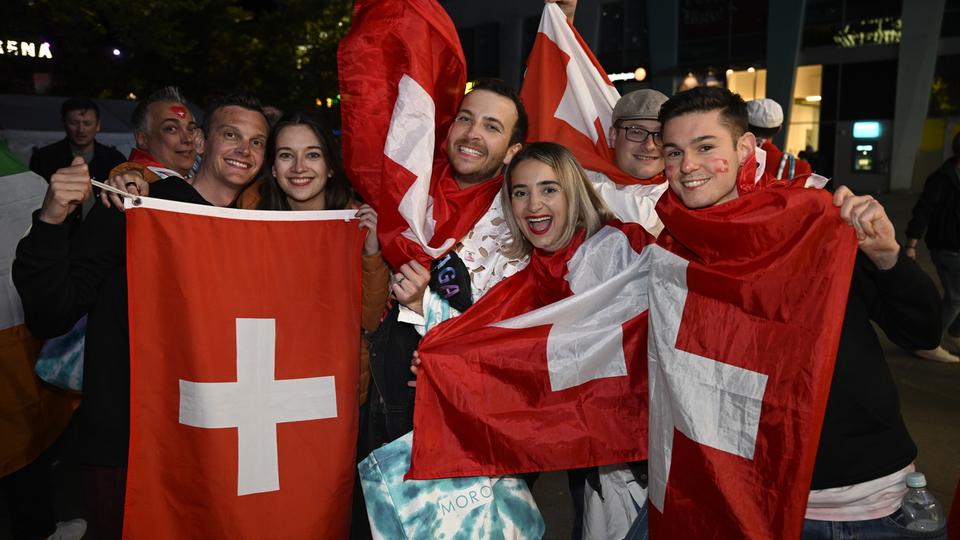 La joie des fans suisses à Malmö après la victoire de Nemo. [Keystone/EPA - Johan Nilsson]
