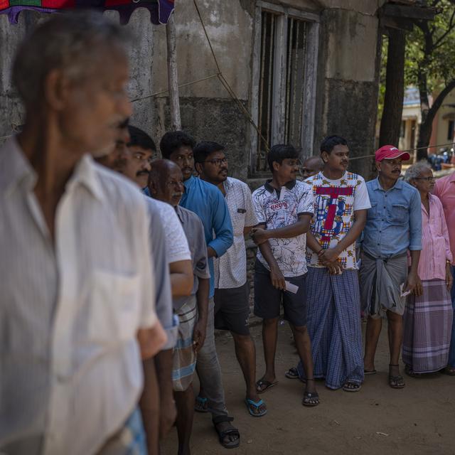 Des électeurs indiens faisant la queue devant un bureau de vote à Chennai. [Keystone - AP Photo/Altaf Qadri]