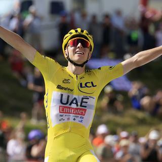 Le cycliste slovène Tadej Pogacar a remporté haut la main la 15e étape de montagne du Tour de France 2024. [Keystone/EPA - Guillaume Horcajuelo]
