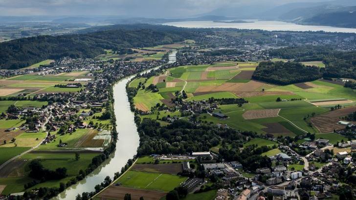 Une vue aérienne du Plateau suisse avec l'Aar et le lac de Bienne. [Keystone - Jean-Christophe Bott]