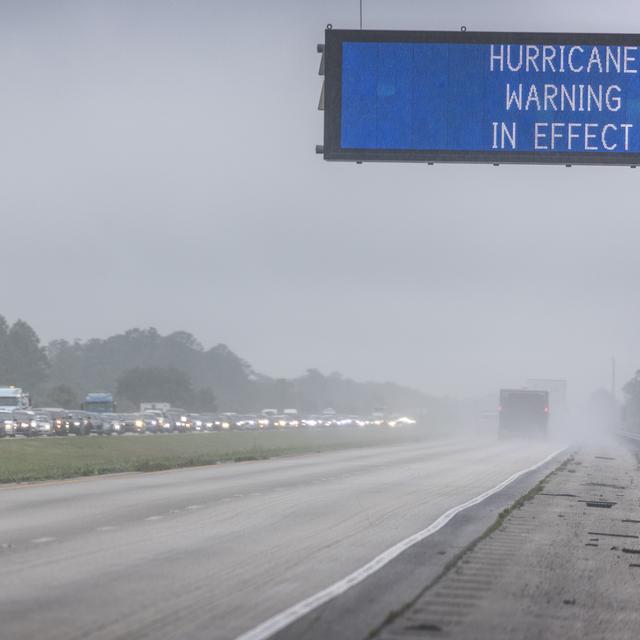 Un panneau routier avertit du passage de la tempête tropicale Milton dans l'État de Floride. [Keystone/EPA - Cristobal Herrera-Ulashkevich]