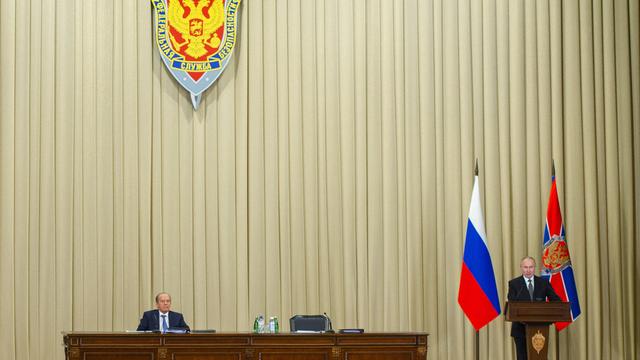 Le président russe Vladimir Poutine, à droite, et le directeur du Service fédéral de sécurité (FSB) Alexander Bortnikov assistent à une réunion du conseil d'administration du Service fédéral de sécurité à Moscou, Russie, le mercredi 24 février 2021. [KEYSTONE - ALEXEI DRUZHININ]