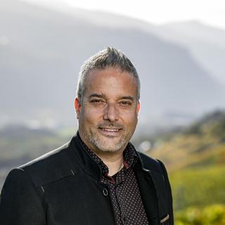 Stéphane Ganzer, député PLR et président de la commune de Noble Contrée, pose dans les vignes le mercredi 6 novembre 2024. [Keystone - Jean-Christophe Bott]