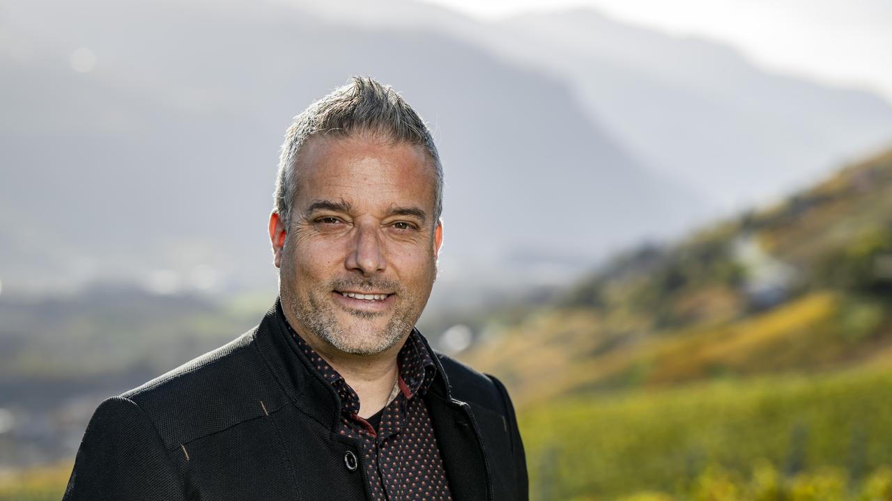 Stéphane Ganzer, député PLR et président de la commune de Noble Contrée, pose dans les vignes le mercredi 6 novembre 2024. [Keystone - Jean-Christophe Bott]