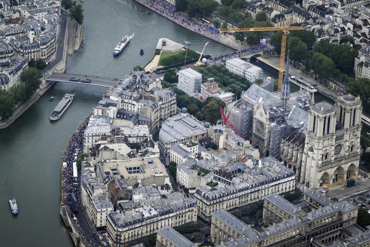 Le chantier de Notre-Dame de Paris, le 26 juillet 2024. [KEYSTONE - LIONEL BONAVENTURE]