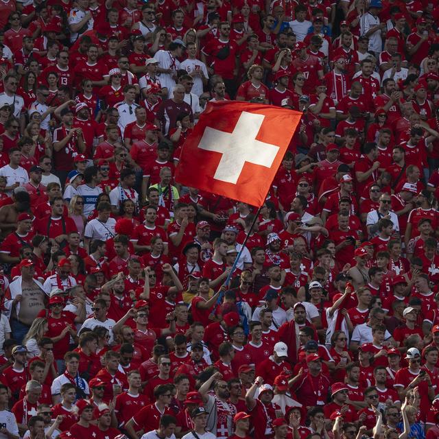 La Suisse retient son souffle avant le choc contre l'Angleterre en quart de finale de l'Euro 2024. [Keystone - Peter Klaunzer]