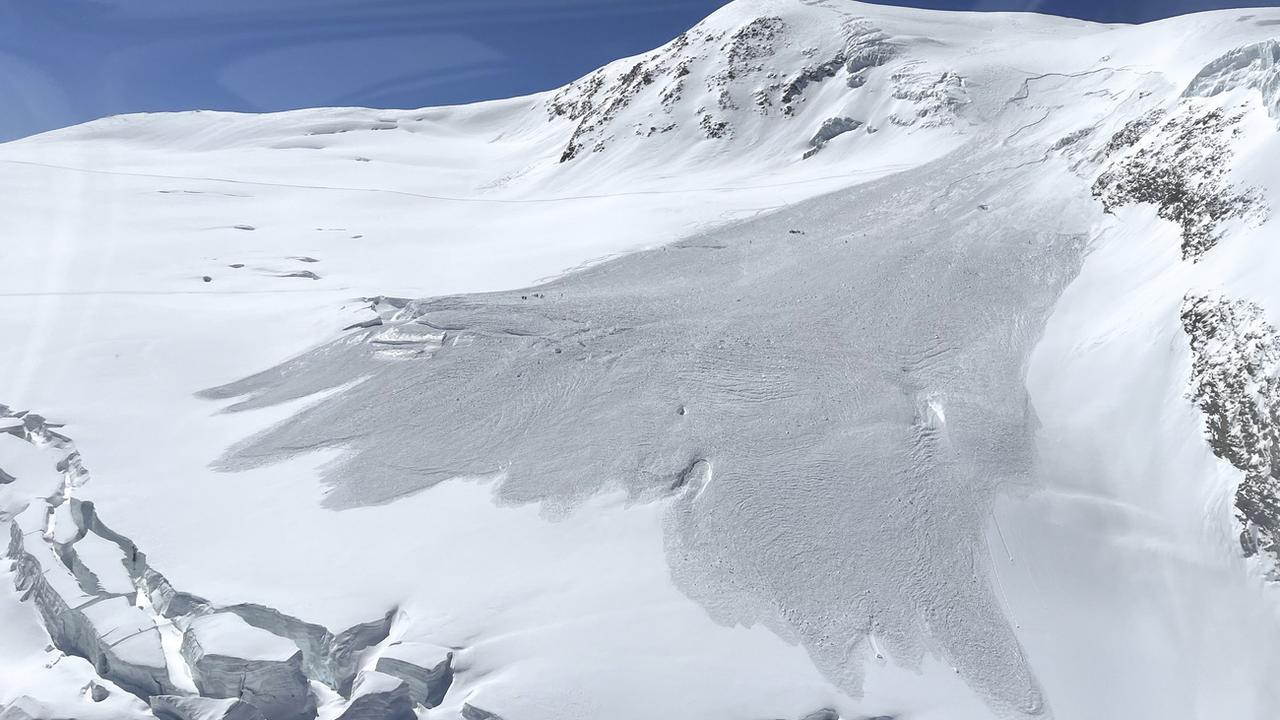 Une avalanche au-dessus de Saas-Fee. [Keystone - Police Cantonale Valais]