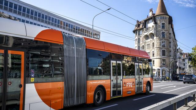 Un bus des transports publics genevois qui circule. [Keystone - Martial Trezzini]