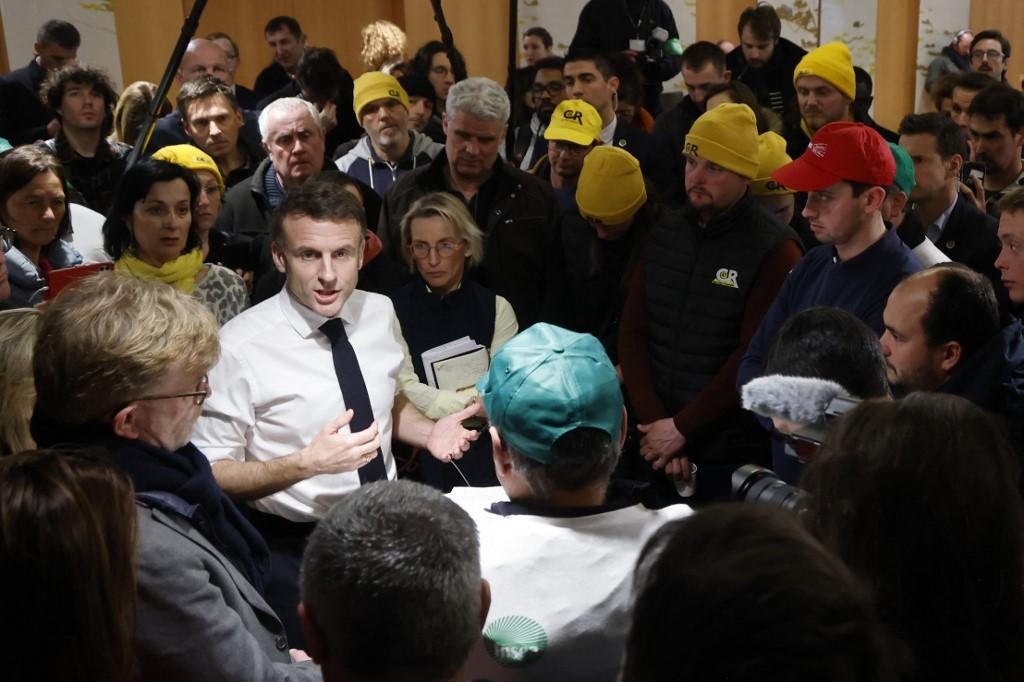 Le président Emmanuel Macron a tenu à débattre avec des représentants des agriculteurs. [AFP - LUDOVIC MARIN]