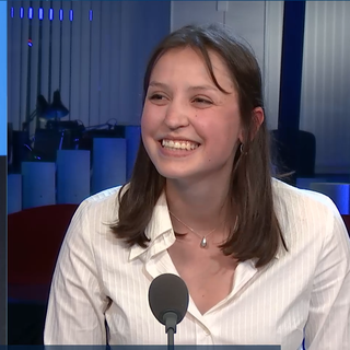 Giulia Tognola (gauche), vice-secrétaire des jeunes Vert-e-s, et Pauline Blanc, membre des jeunes libéraux-radicaux du canton de Vaud. [RTS]