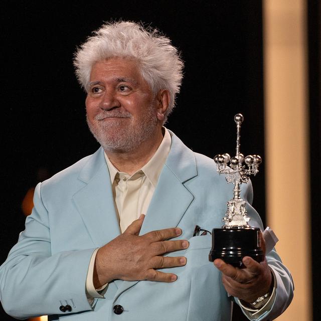 L'émotion du réalisateur Pedro Almodovar en recevant le prix d’honneur Donostia au festival de Saint Sebastien 2024. [AFP - Anadolu]