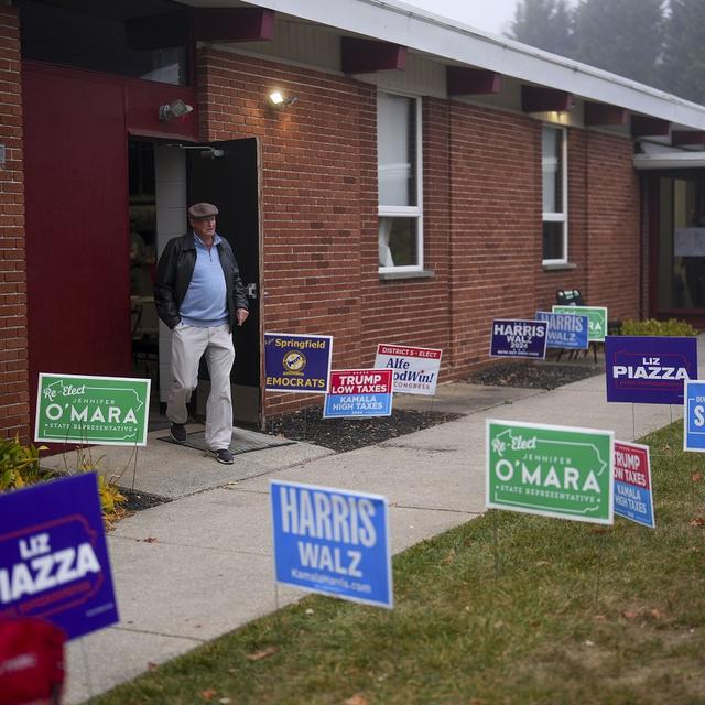 Un homme sortant d'un bureau de vote à Springfield, Pennsylvanie. 5 novembre 2024. [AP Photo/Keystone - Matt Slocum]