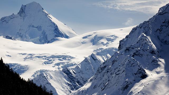 La police poursuit ses recherches dans la région de Tête Blanche. [Keystone - Valentin Flauraud]