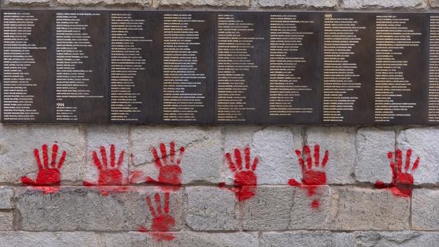 Des tags représentant des "mains rouges" ont été apposés lundi soir sur le "Mur des Justes" à l'extérieur du Mémorial de la Shoah à Paris. [AFP - ANTONIN UTZ]