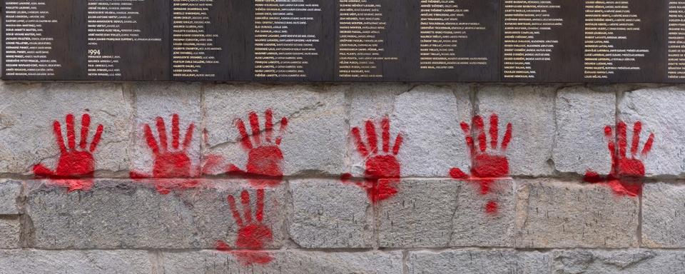 Des tags représentant des "mains rouges" ont été apposés lundi soir sur le "Mur des Justes" à l'extérieur du Mémorial de la Shoah à Paris. [AFP - ANTONIN UTZ]