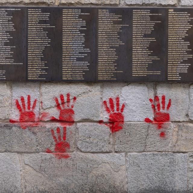 Des tags représentant des "mains rouges" ont été apposés lundi soir sur le "Mur des Justes" à l'extérieur du Mémorial de la Shoah à Paris. [AFP - ANTONIN UTZ]
