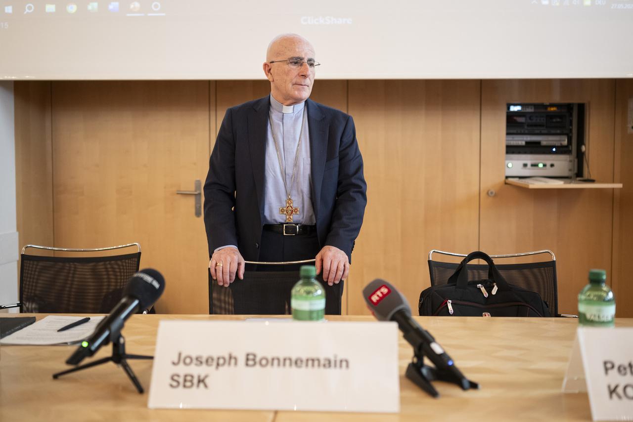 L'évêque de Coire Joseph Bonnemain informe sur l'état actuel de l'enquête sur les abus sexuels dans l'Eglise catholique, le 27 mai 2024 à Zurich. [KEYSTONE - ENNIO LEANZA]