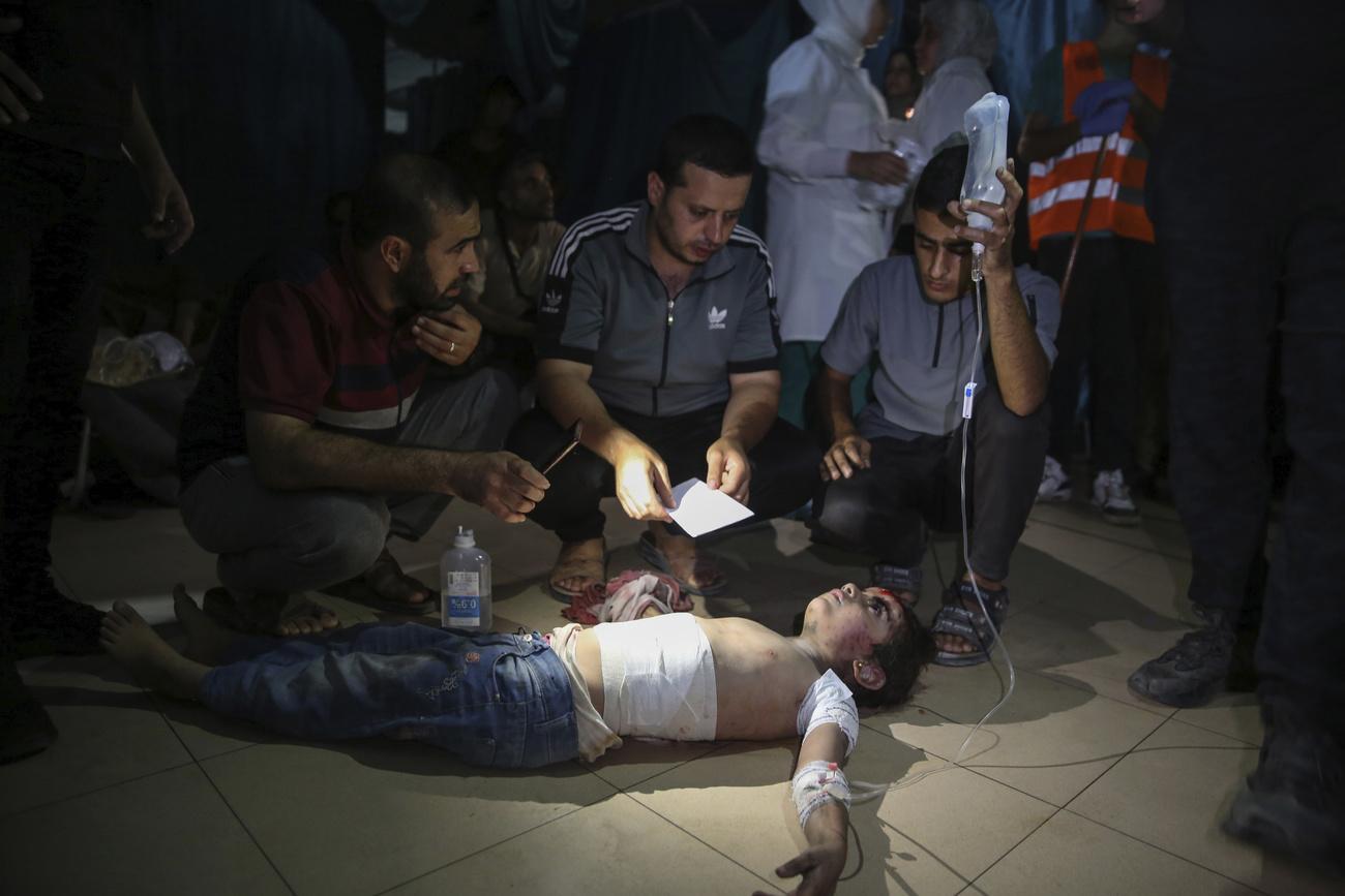 Une jeune palestinienne blessée dans un bombardement israélien est soignée à l'hôpital Al-Aqsa de Deir al Balah. [KEYSTONE - MOHAMMAD HAJJAR]