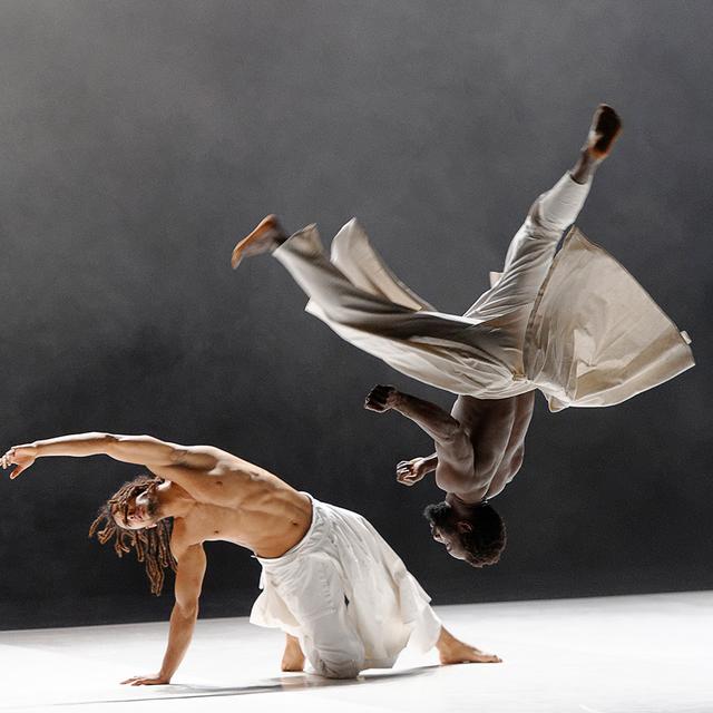 Une photo du spectacle du chorégraphe et danseur franco-algérien Hervé Koubi, "Ce que le jour doit à la nuit". [Théâtre de Beausobre - © Nathalie Sternalski]