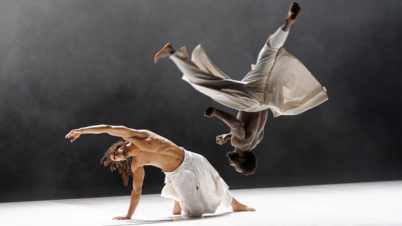 Une photo du spectacle du chorégraphe et danseur franco-algérien Hervé Koubi, "Ce que le jour doit à la nuit". [Théâtre de Beausobre - © Nathalie Sternalski]