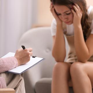 Selon une étude internationale (HBSC), la santé psychique des adolescentes (13-15 ans) serait en train de se dégrader. [Depositphotos - NewAfrica]
