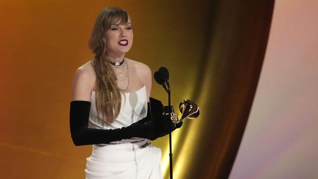 Taylor Swift entre dans l'histoire des Grammy Awards en remportant une quatrième fois le prix de l'album de l'année. [Keystone - AP Photo/Chris Pizzello]