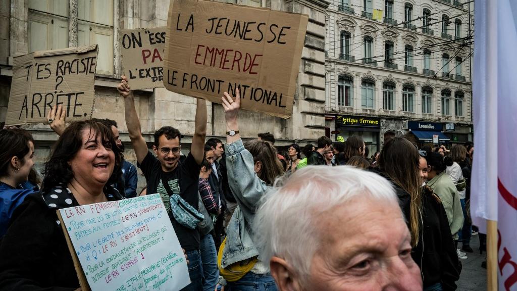 Des dizaines de milliers d'antis-RN attendus dans la rue ce week-end en France, comme ici à Lyon vendredi 14 juin. [Keystone]