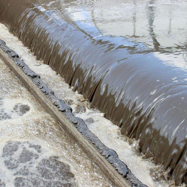 Un polluant éternel de la famille des PFAS contamine des eaux souterraines suisses. [Keystone - DPA/Corinna Schwanhold]